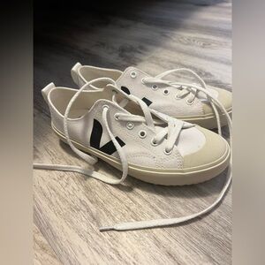 Veja Women's White and Black Canvas Sneakers - NEVER WORN!!